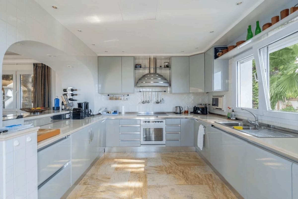 5 sypialnia Willa na sprzedaż w Benalmadena z basenem garażem - 2 595 000 € (Ref: 9383297)