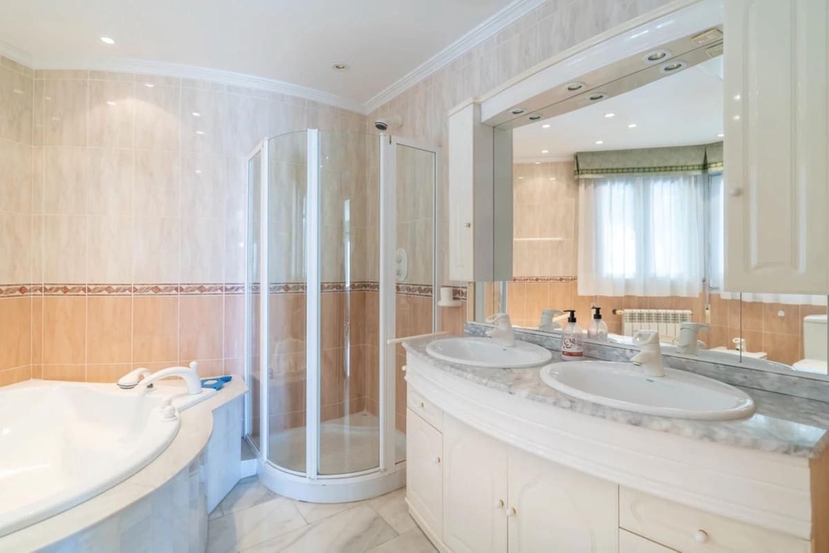 5 sypialnia Willa na sprzedaż w Benalmadena z basenem garażem - 2 595 000 € (Ref: 9383297)