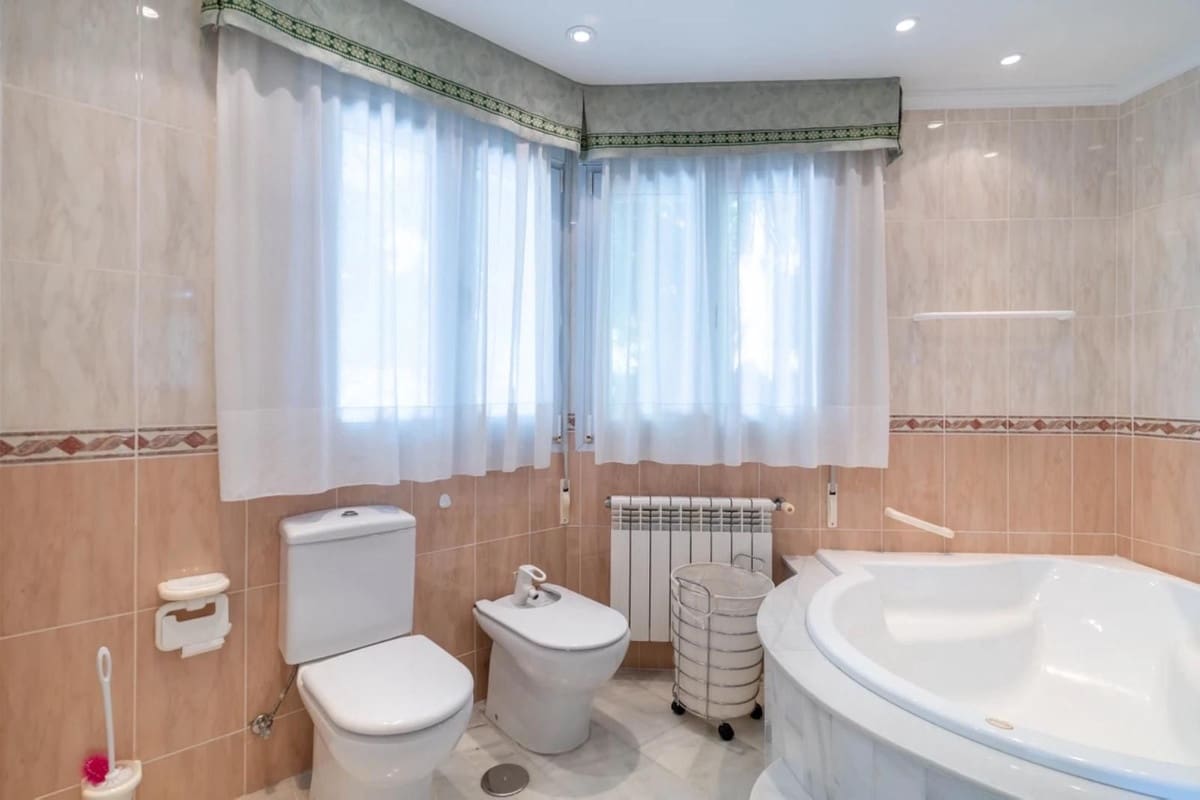 5 sypialnia Willa na sprzedaż w Benalmadena z basenem garażem - 2 595 000 € (Ref: 9383297)