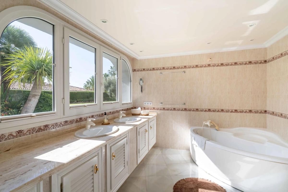 5 sypialnia Willa na sprzedaż w Benalmadena z basenem garażem - 2 595 000 € (Ref: 9383297)