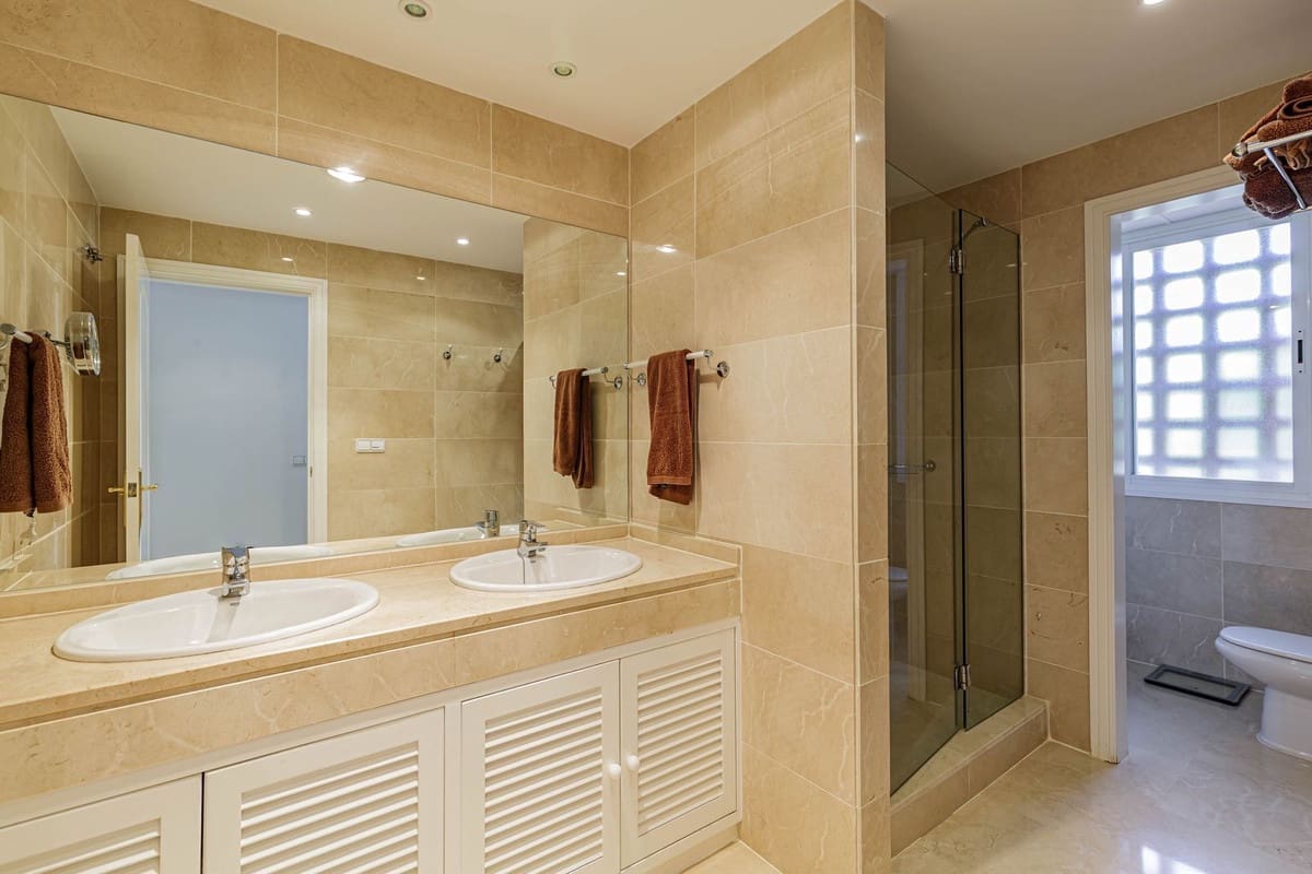 3 slaapkamer Appartement te koop in Los Arqueros met zwembad garage - € 895.000 (Ref: 9391068)