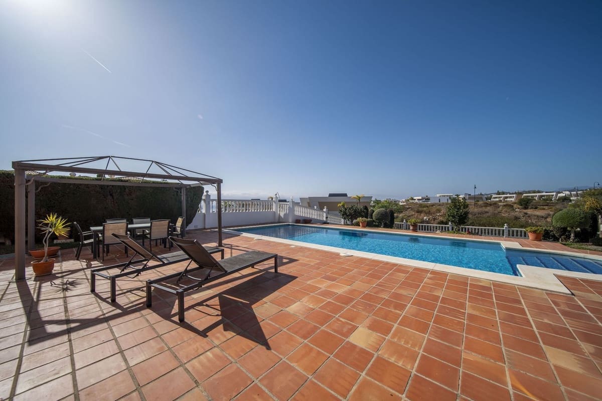 4 sypialnia Willa na sprzedaż w Mijas Costa z basenem garażem - 1 100 000 € (Ref: 9394486)