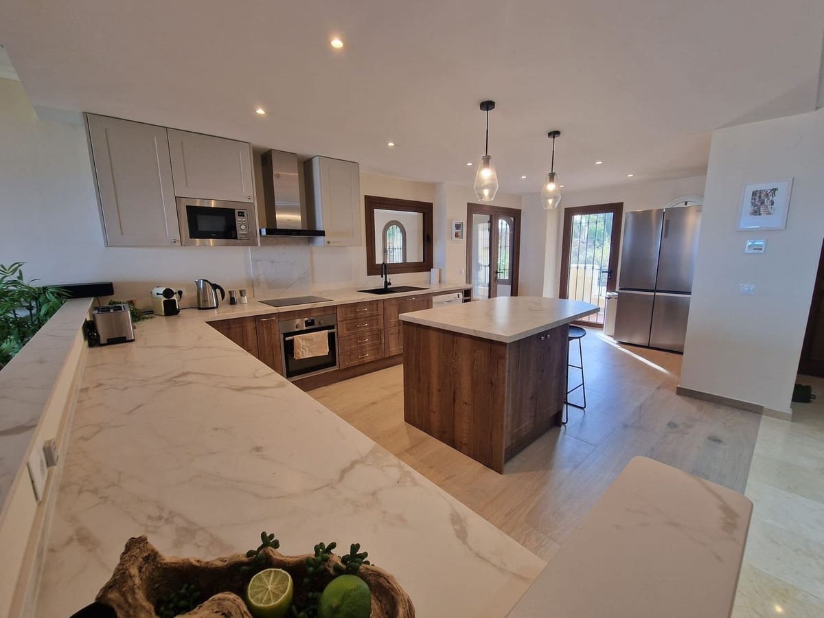 3 sovrum Lägenhet till salu i La Duquesa / Puerto de la Duquesa med pool garage - 589 000 € (Ref: 9400016)