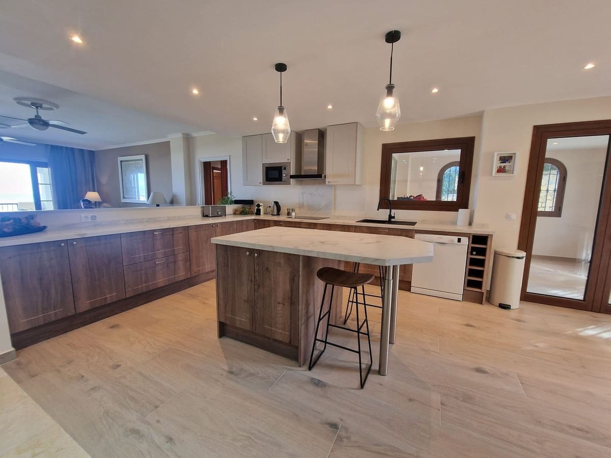 3 sovrum Lägenhet till salu i La Duquesa / Puerto de la Duquesa med pool garage - 589 000 € (Ref: 9400016)