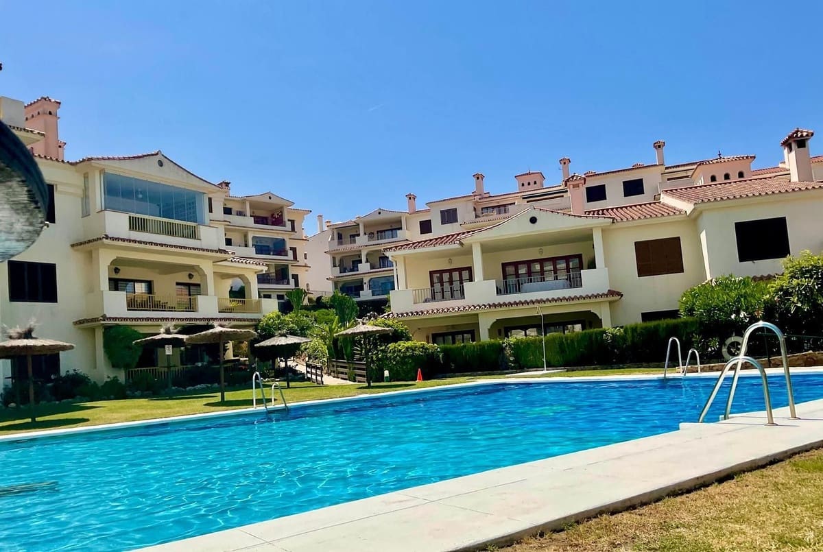 3 sypialnia Apartament na sprzedaż w La Duquesa / Puerto de la Duquesa z basenem garażem - 589 000 € (Ref: 9400016)