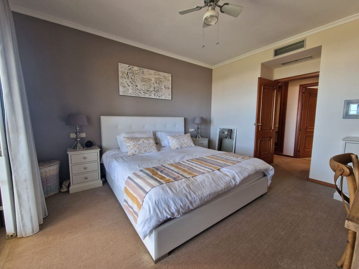 3 sypialnia Apartament na sprzedaż w La Duquesa / Puerto de la Duquesa z basenem garażem - 589 000 € (Ref: 9400016)