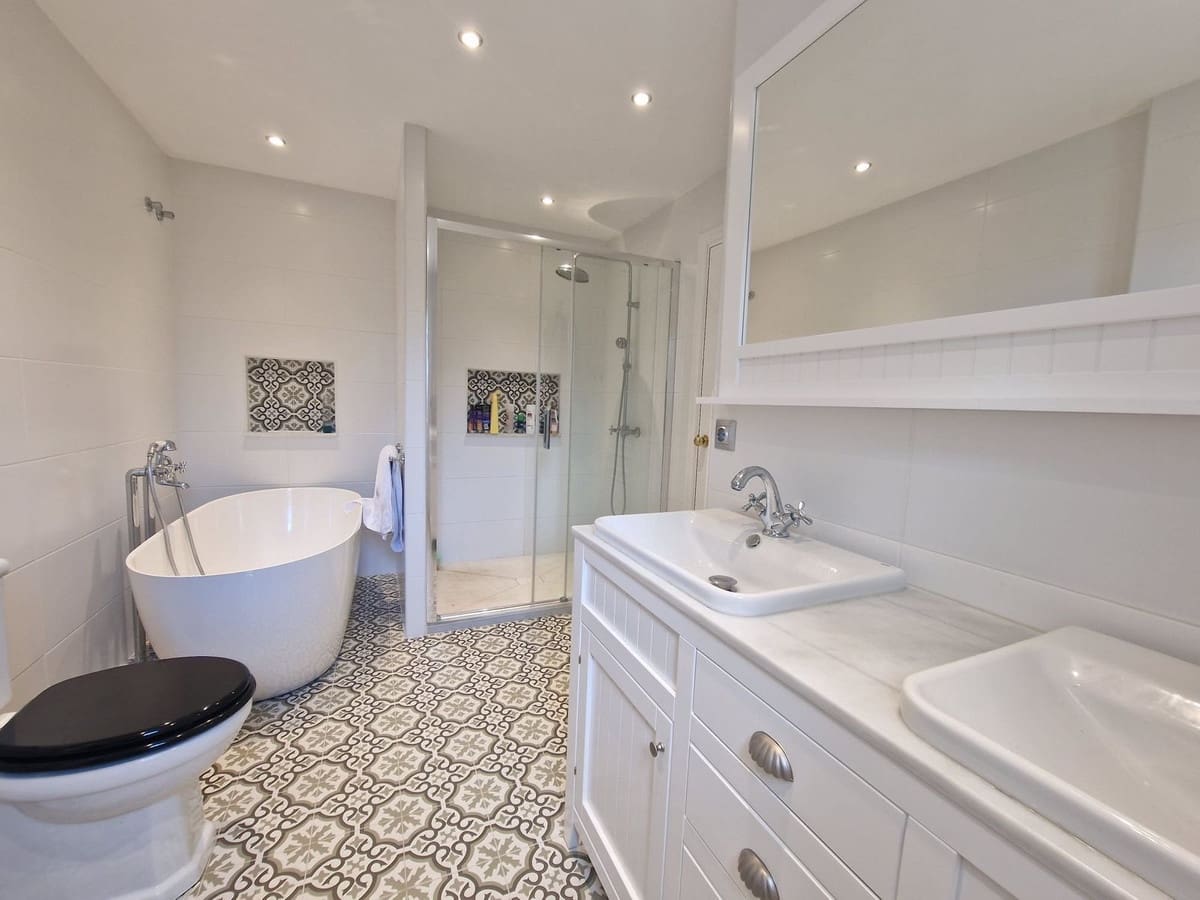 3 sypialnia Apartament na sprzedaż w La Duquesa / Puerto de la Duquesa z basenem garażem - 589 000 € (Ref: 9400016)