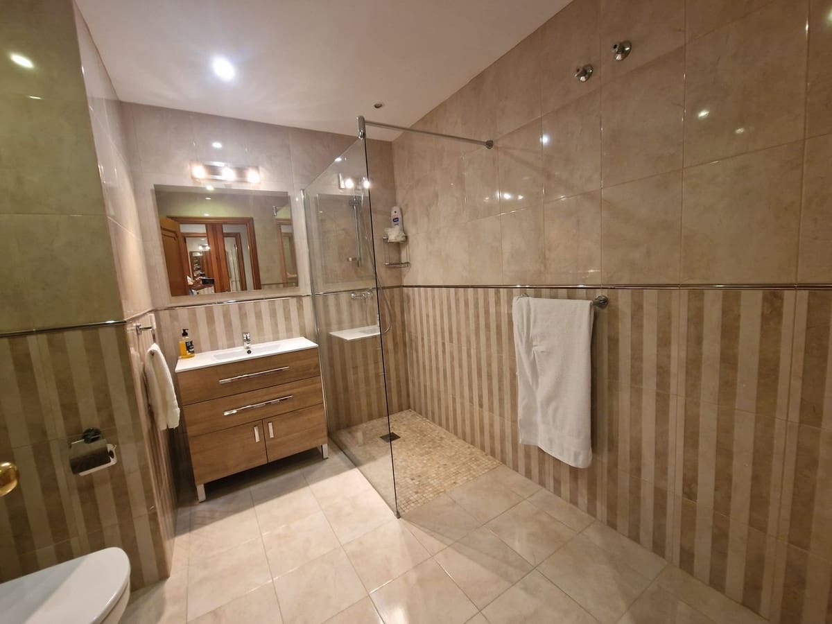 3 sypialnia Apartament na sprzedaż w La Duquesa / Puerto de la Duquesa z basenem garażem - 589 000 € (Ref: 9400016)