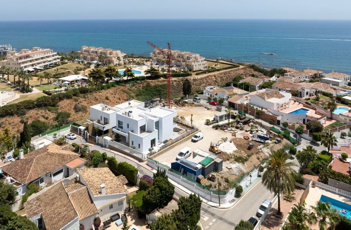 4 makuuhuone Huvila myytävänä paikassa Mijas Costa mukana uima-altaan 
autotalli - 1 675 000 € (Ref: 9406945)