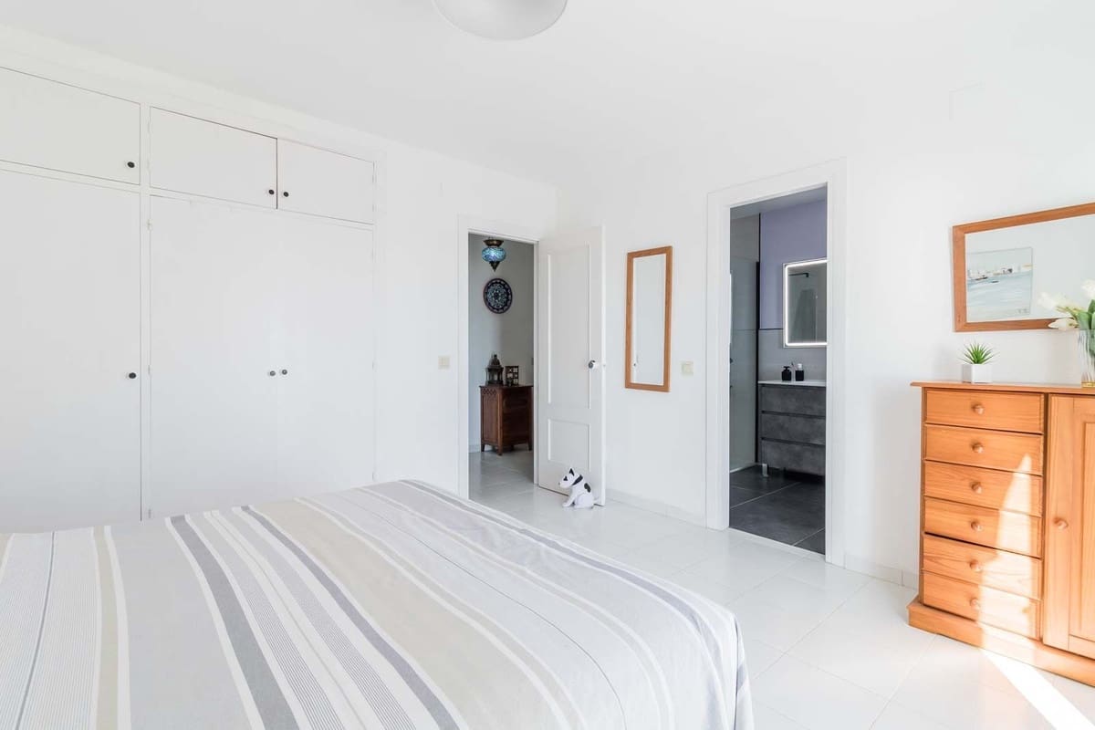 2 slaapkamer Huis te koop in La Duquesa / Puerto de la Duquesa met zwembad - € 545.000 (Ref: 9406982)