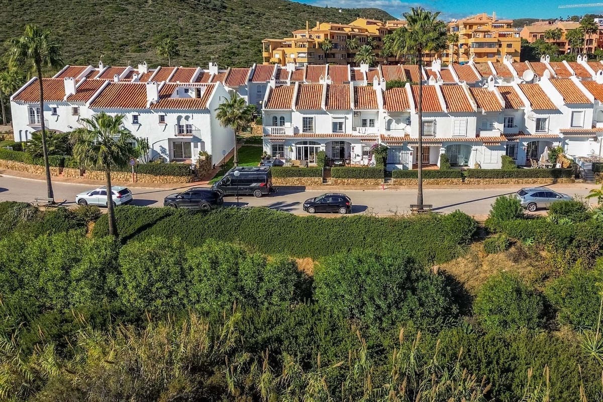 2 slaapkamer Huis te koop in La Duquesa / Puerto de la Duquesa met zwembad - € 545.000 (Ref: 9406982)