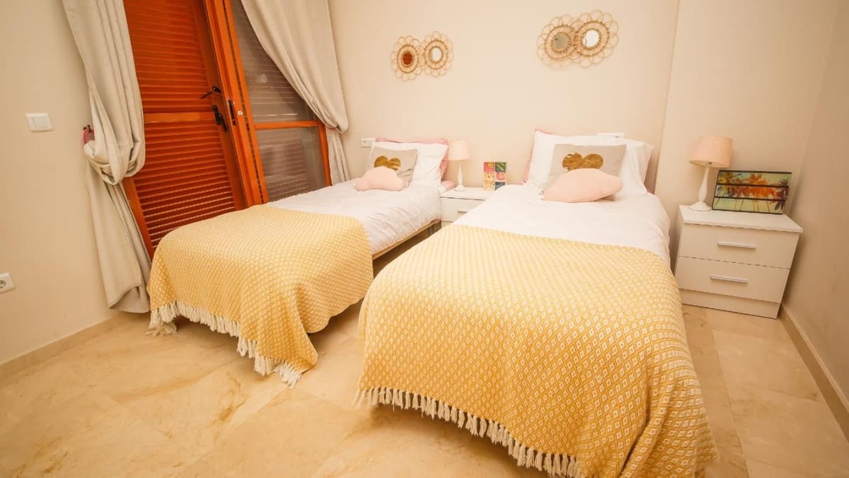 2 sypialnia Apartament na sprzedaż w La Duquesa / Puerto de la Duquesa z basenem garażem - 229 500 € (Ref: 9417877)