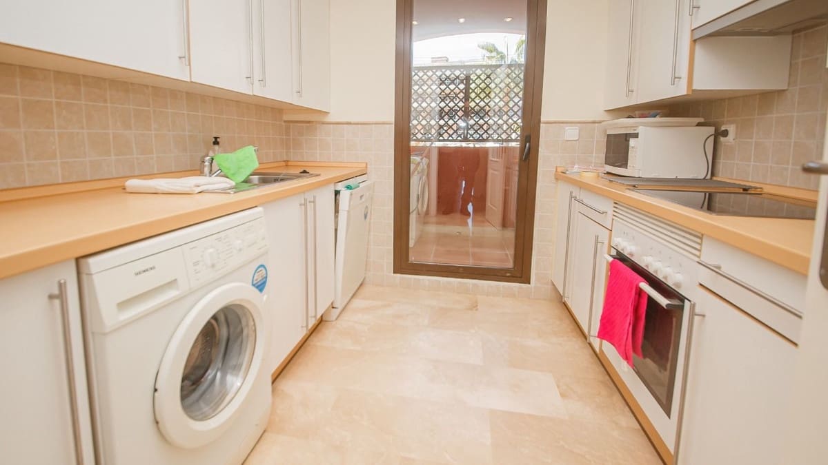 3 sypialnia Apartament na sprzedaż w Estepona z basenem garażem - 335 000 € (Ref: 9417878)