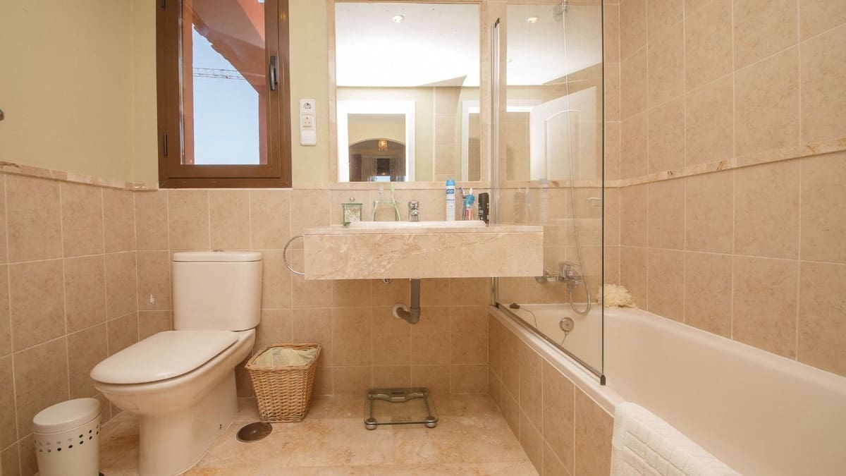 3 sypialnia Apartament na sprzedaż w Estepona z basenem garażem - 335 000 € (Ref: 9417878)