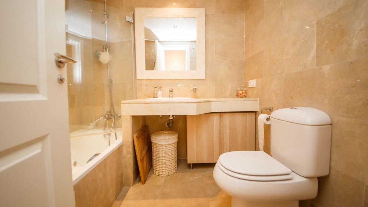 3 quarto Apartamento para venda em La Duquesa / Puerto de la Duquesa com piscina garagem - 320 000 € (Ref: 9435154)