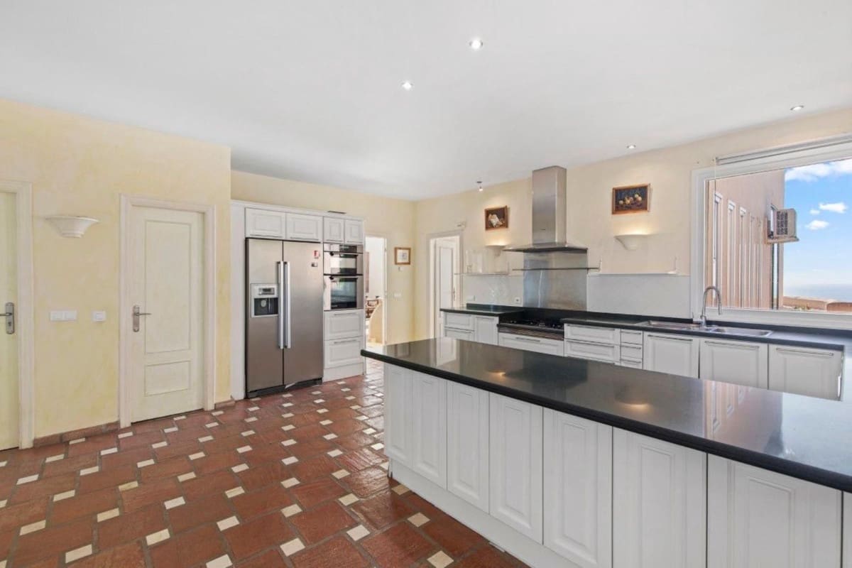 5 bedroom Villa for sale in La Mairena with pool garage - € 1,450,000 (Ref: 9444594)