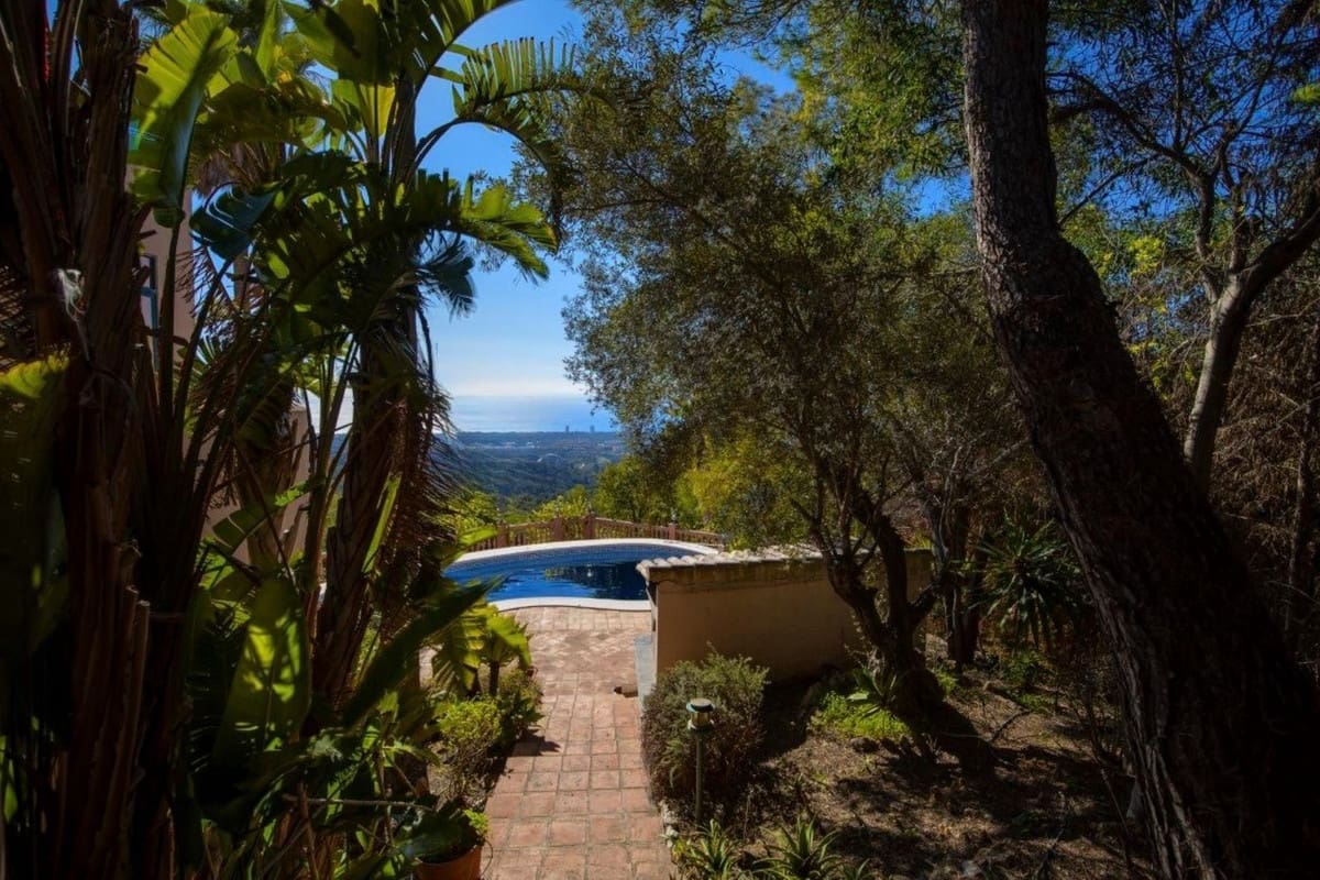 5 bedroom Villa for sale in La Mairena with pool garage - € 1,450,000 (Ref: 9444594)