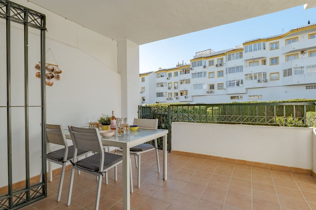 Apartamento de 2 habitaciones en Calahonda en venta con piscina garaje - 305.000 € (Ref: 9444596)