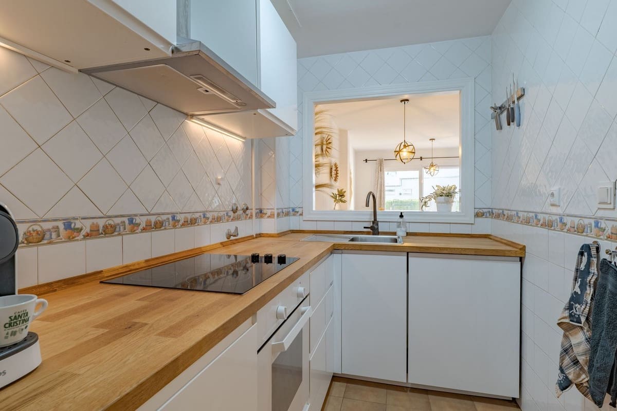 Apartamento de 2 habitaciones en Calahonda en venta con piscina garaje - 305.000 € (Ref: 9444596)