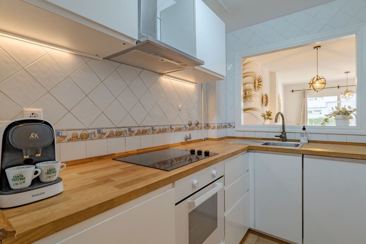 Apartamento de 2 habitaciones en Calahonda en venta con piscina garaje - 305.000 € (Ref: 9444596)
