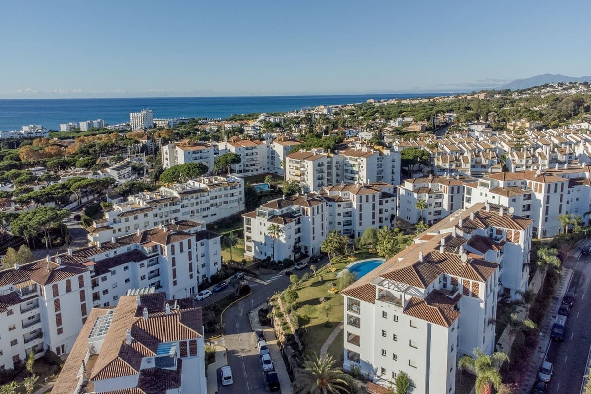 Apartamento de 2 habitaciones en Calahonda en venta con piscina garaje - 305.000 € (Ref: 9444596)