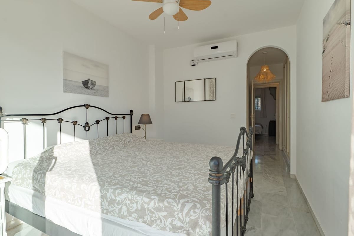 Apartamento de 2 habitaciones en Calahonda en venta con piscina garaje - 305.000 € (Ref: 9444596)