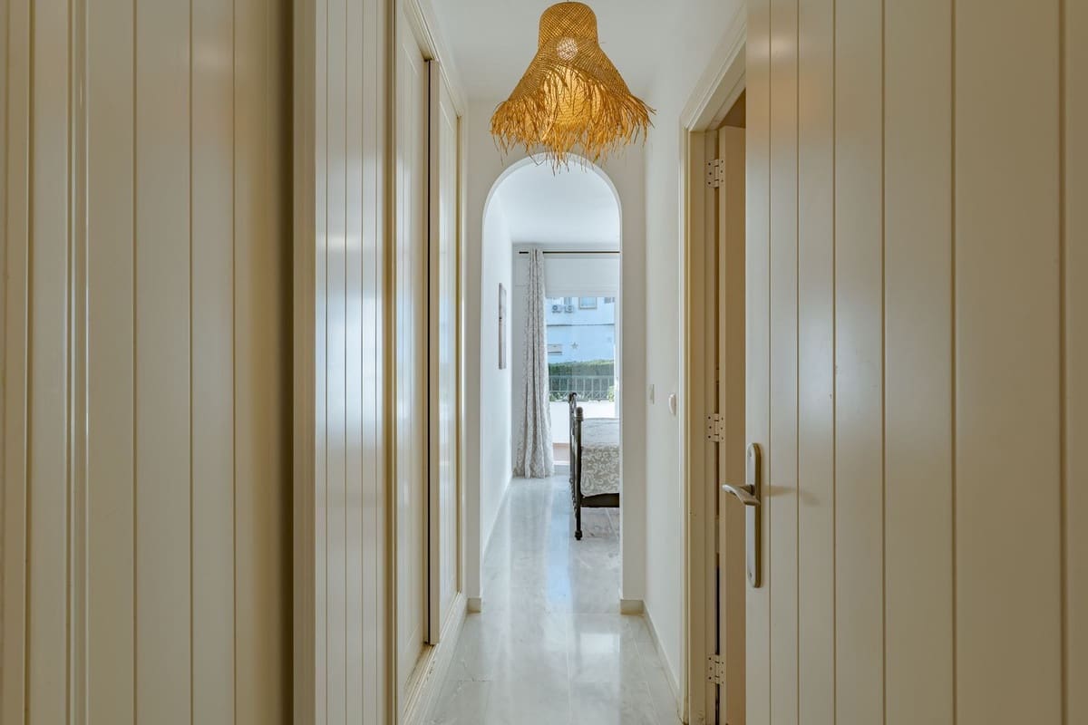 Apartamento de 2 habitaciones en Calahonda en venta con piscina garaje - 305.000 € (Ref: 9444596)