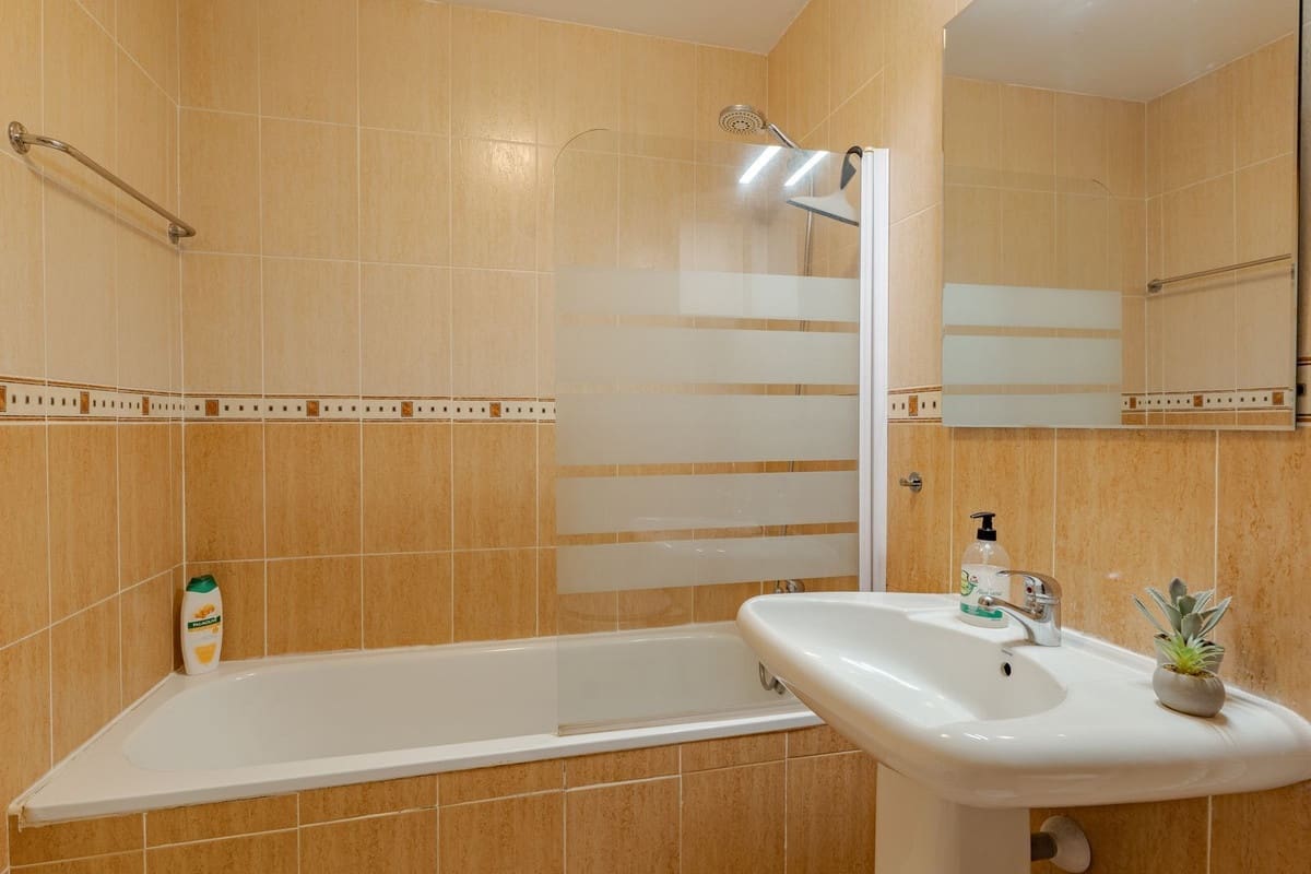 Apartamento de 2 habitaciones en Calahonda en venta con piscina garaje - 305.000 € (Ref: 9444596)