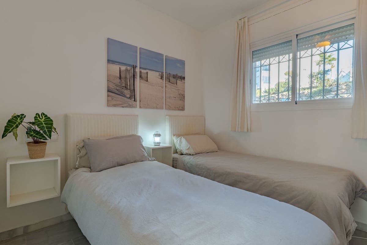 Apartamento de 2 habitaciones en Calahonda en venta con piscina garaje - 305.000 € (Ref: 9444596)