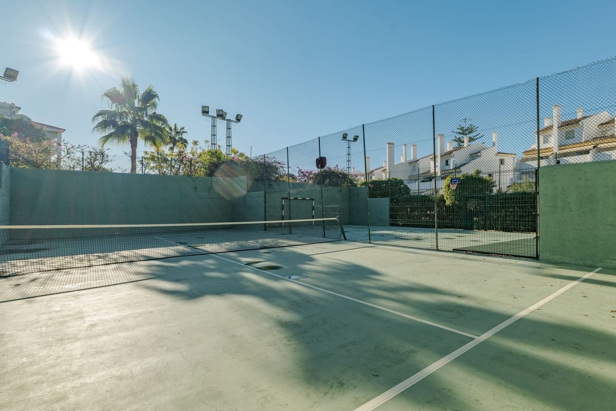 Apartamento de 2 habitaciones en Calahonda en venta con piscina garaje - 305.000 € (Ref: 9444596)