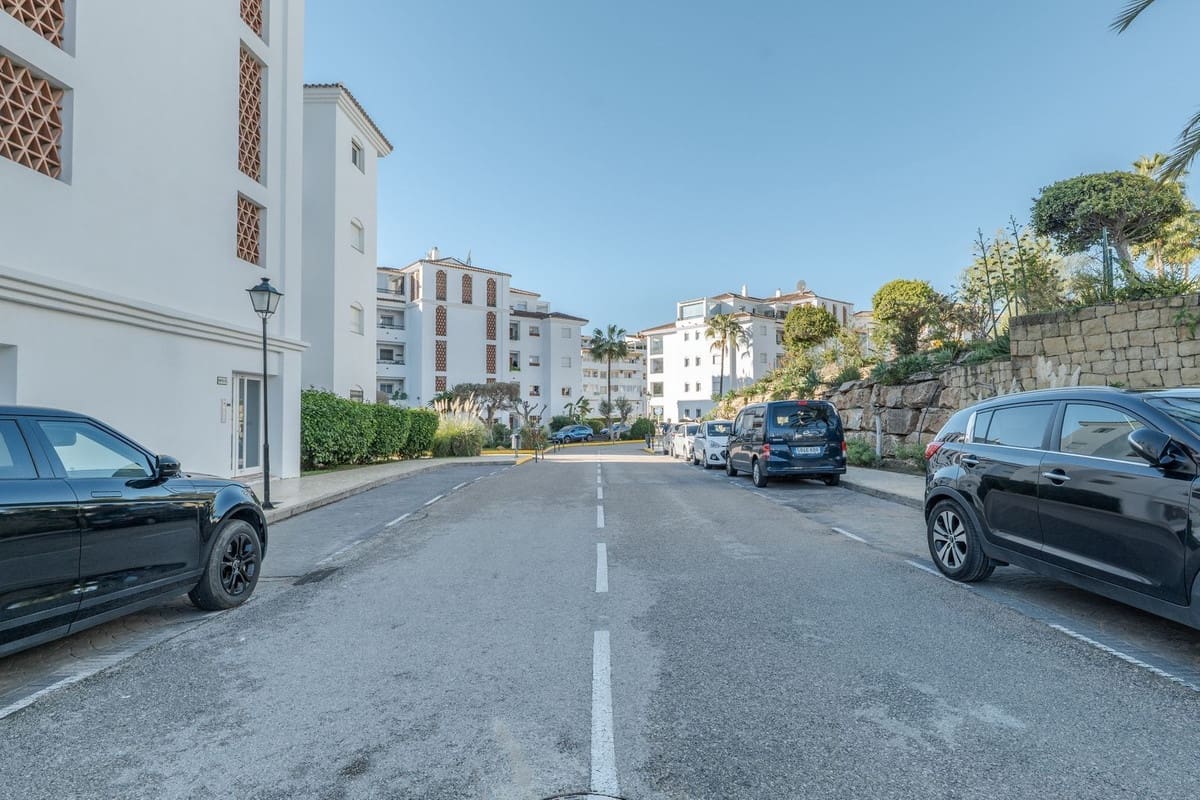 Apartamento de 2 habitaciones en Calahonda en venta con piscina garaje - 305.000 € (Ref: 9444596)