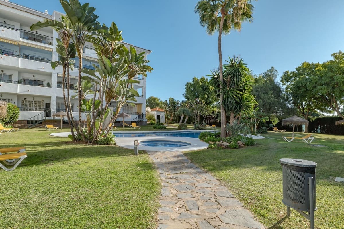 Apartamento de 2 habitaciones en Calahonda en venta con piscina garaje - 305.000 € (Ref: 9444596)