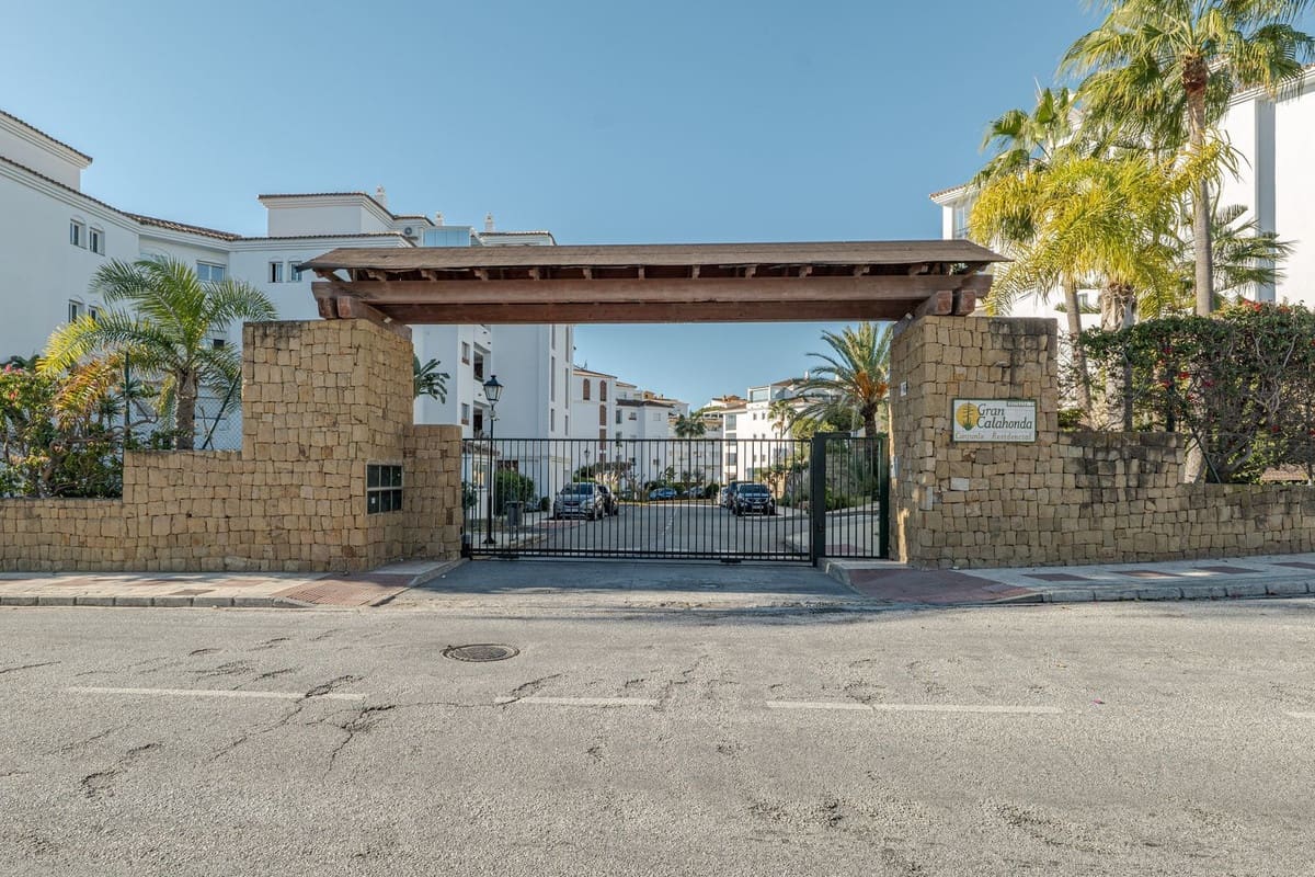 Apartamento de 2 habitaciones en Calahonda en venta con piscina garaje - 305.000 € (Ref: 9444596)