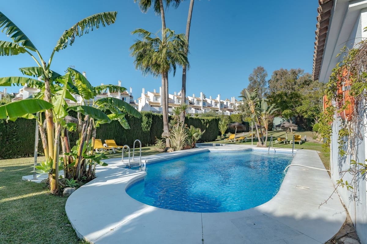 Apartamento de 2 habitaciones en Calahonda en venta con piscina garaje - 305.000 € (Ref: 9444596)