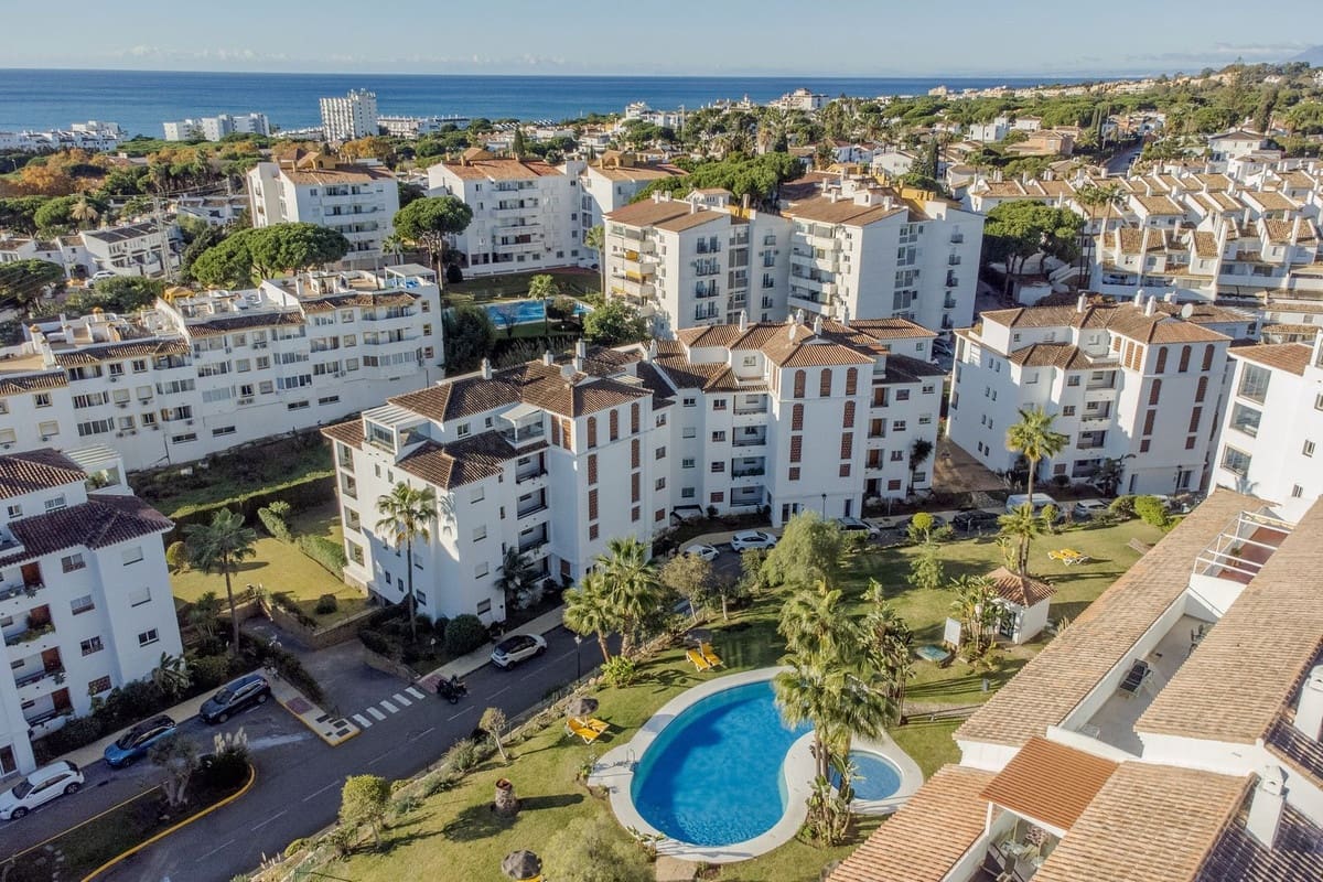 Apartamento de 2 habitaciones en Calahonda en venta con piscina garaje - 305.000 € (Ref: 9444596)