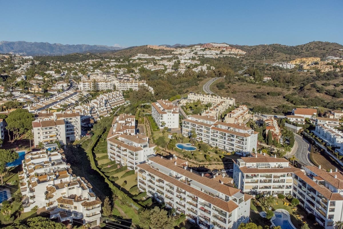 Apartamento de 2 habitaciones en Calahonda en venta con piscina garaje - 305.000 € (Ref: 9444596)