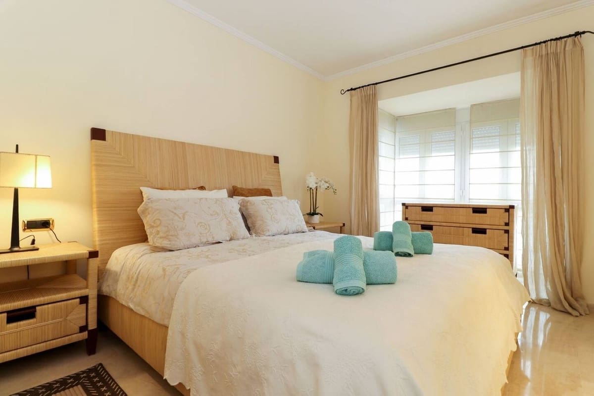 2 sypialnia Apartament na sprzedaż w Los Monteros z basenem garażem - 1 395 000 € (Ref: 9458418)