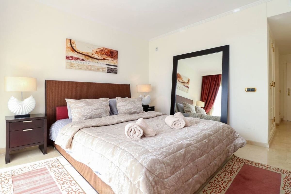 2 sypialnia Apartament na sprzedaż w Los Monteros z basenem garażem - 1 395 000 € (Ref: 9458418)