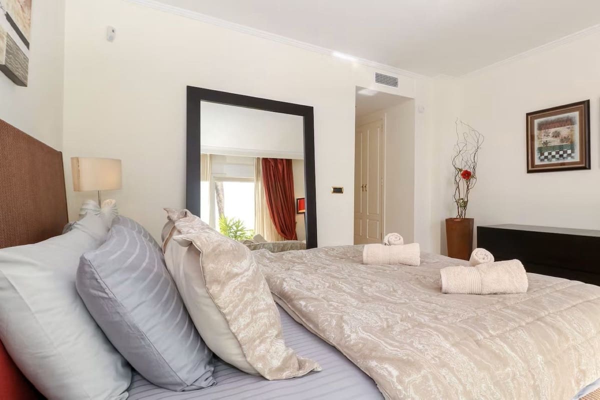 2 sypialnia Apartament na sprzedaż w Los Monteros z basenem garażem - 1 395 000 € (Ref: 9458418)