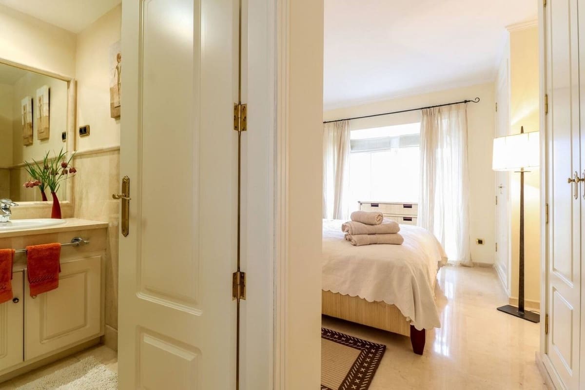 2 sypialnia Apartament na sprzedaż w Los Monteros z basenem garażem - 1 395 000 € (Ref: 9458418)