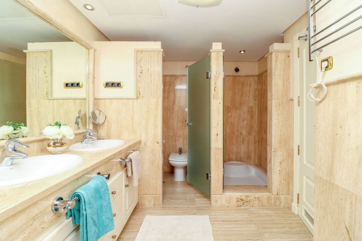 2 sypialnia Apartament na sprzedaż w Los Monteros z basenem garażem - 1 395 000 € (Ref: 9458418)