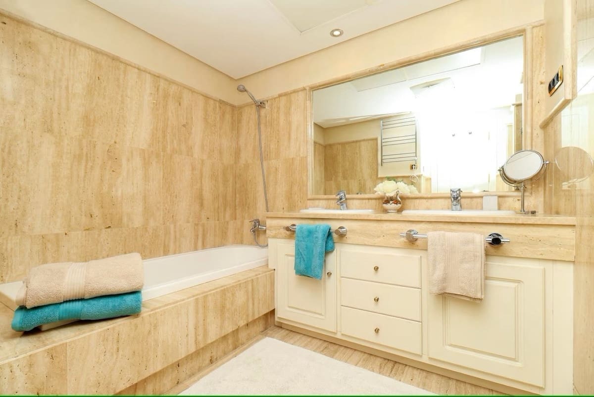 2 sypialnia Apartament na sprzedaż w Los Monteros z basenem garażem - 1 395 000 € (Ref: 9458418)