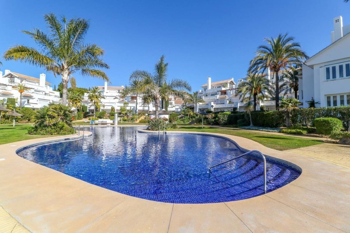 2 sypialnia Apartament na sprzedaż w Los Monteros z basenem garażem - 1 395 000 € (Ref: 9458418)