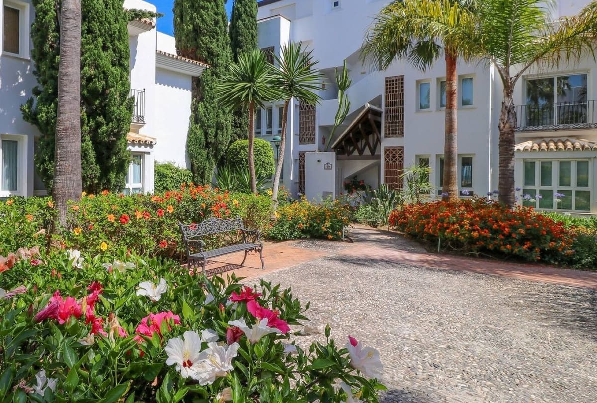 2 sypialnia Apartament na sprzedaż w Los Monteros z basenem garażem - 1 395 000 € (Ref: 9458418)