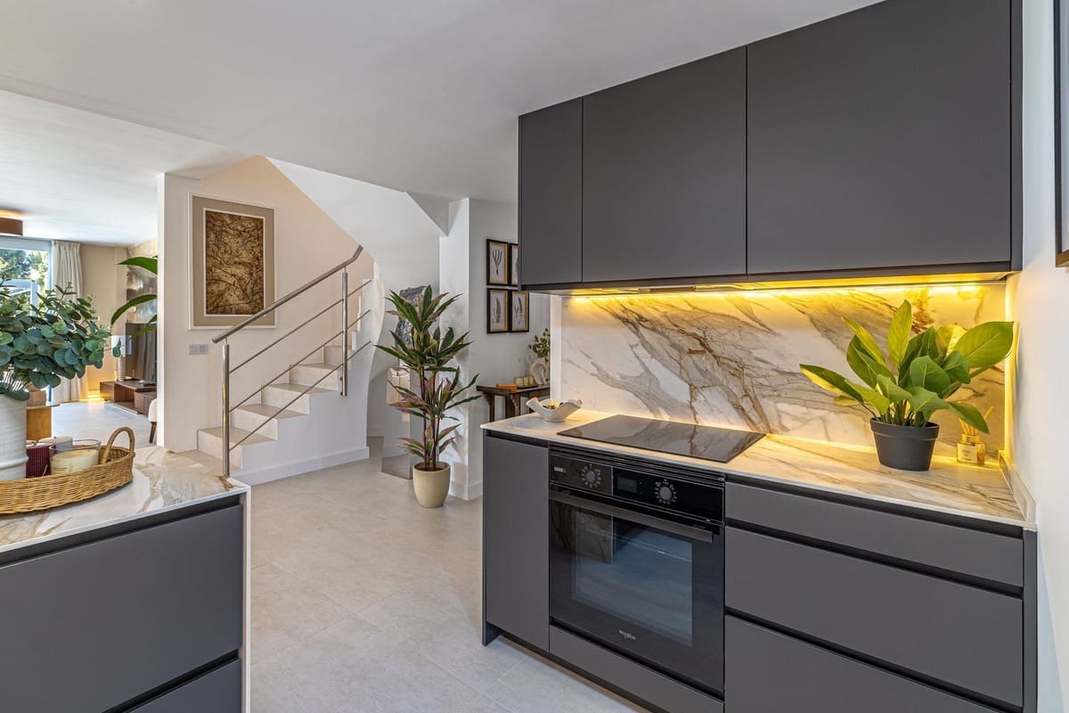 3 soverom Villa til salgs i Riviera del Sol med svømmebasseng garasje - € 1 450 000 (Ref: 9468568)