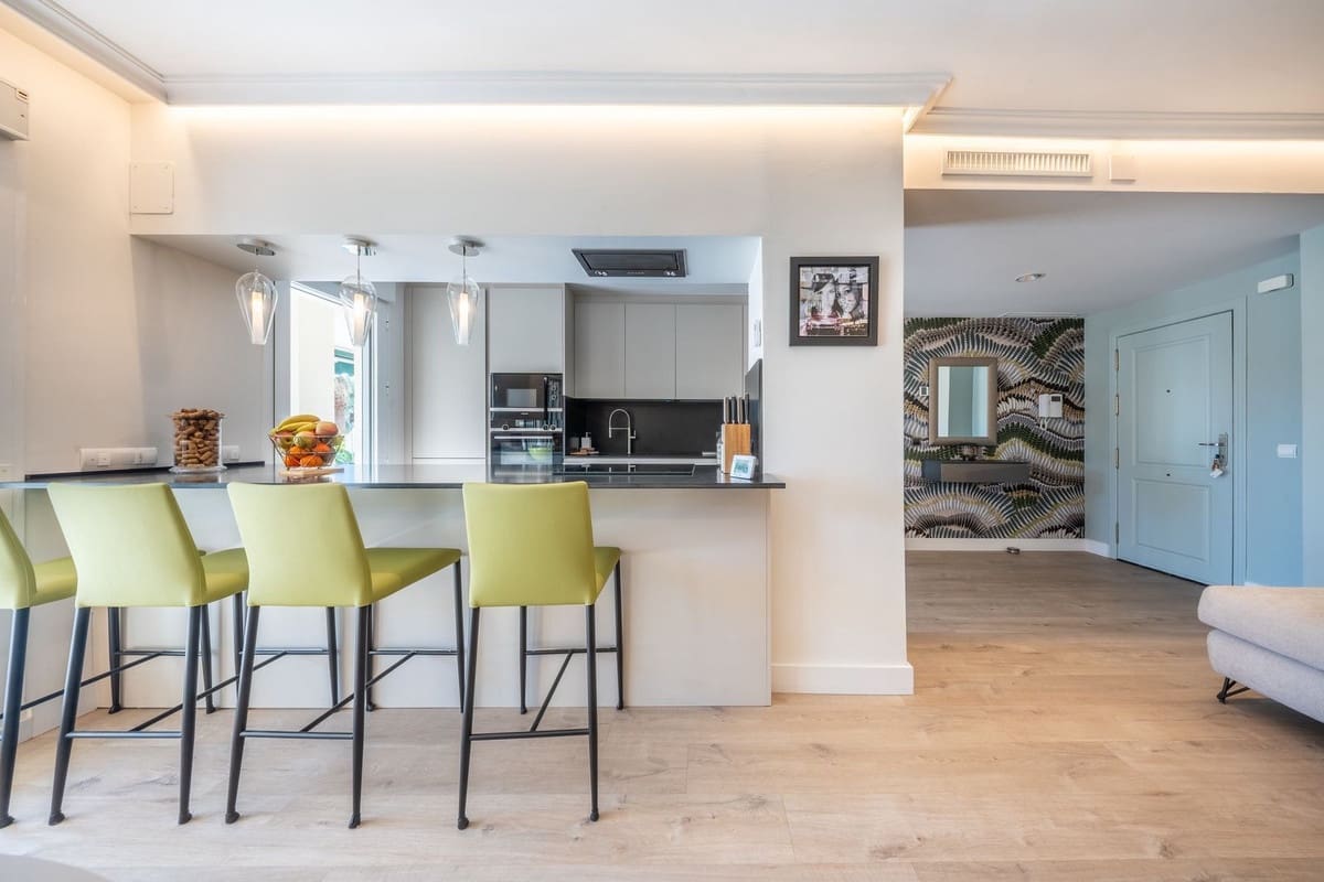 2 soverom Leilighet til salgs i Nueva Andalucia med svømmebasseng garasje - € 689 000 (Ref: 9468569)