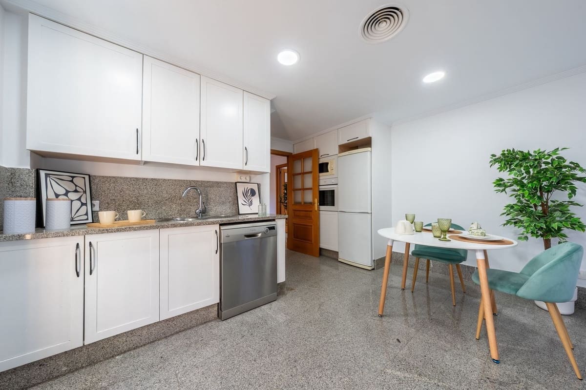 3 chambre Villa/Maison Semi-Mitoyenne à vendre à Marbella avec piscine garage - 849 000 € (Ref: 9473338)