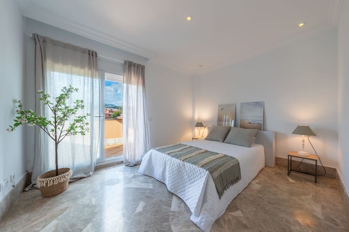 3 chambre Villa/Maison Semi-Mitoyenne à vendre à Marbella avec piscine garage - 849 000 € (Ref: 9473338)