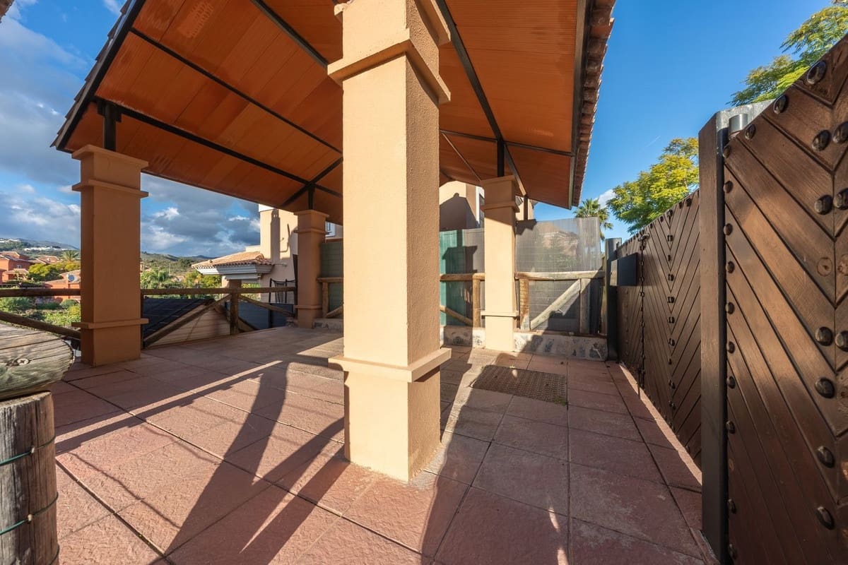 3 chambre Villa/Maison Semi-Mitoyenne à vendre à Marbella avec piscine garage - 849 000 € (Ref: 9473338)