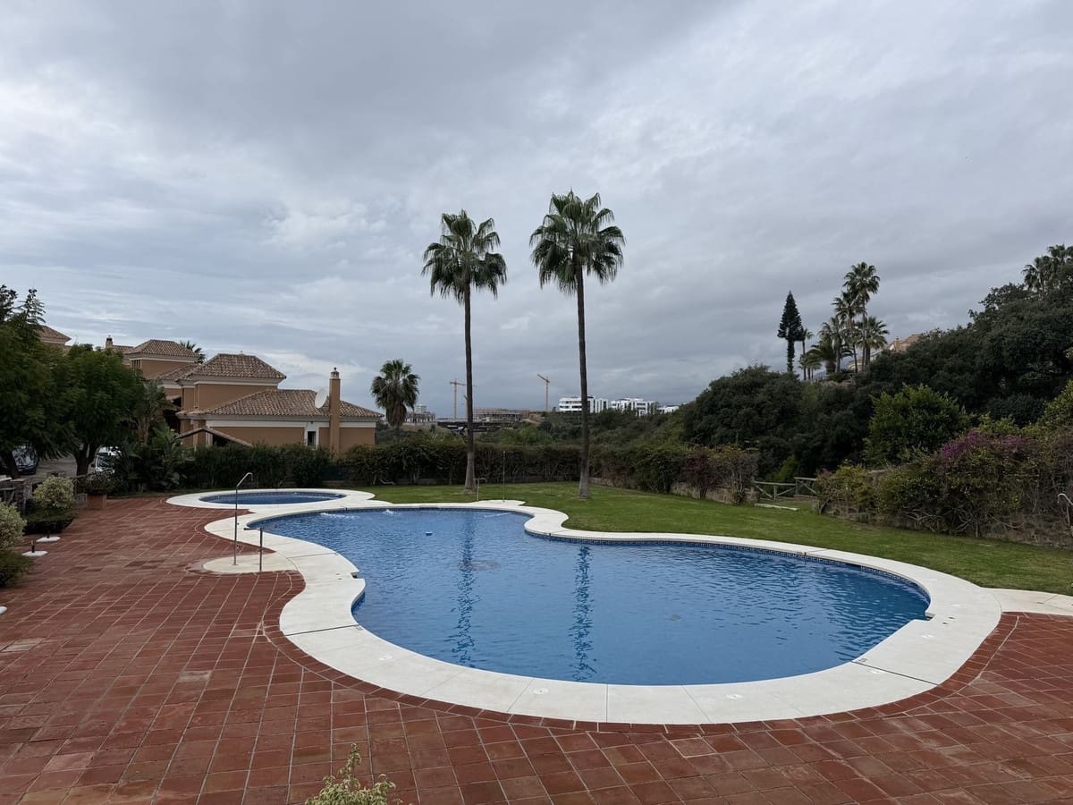 3 chambre Villa/Maison Semi-Mitoyenne à vendre à Marbella avec piscine garage - 849 000 € (Ref: 9473338)